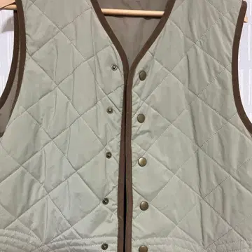 매일 돌려입고 싶은 퀼팅 베스트 요시이치히로 콜라보 카키