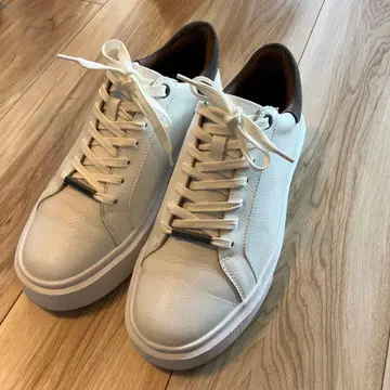 DEVICE 1 화이트 가죽 스니커즈