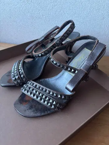 스터드 장식 브라운 하이힐 샌들