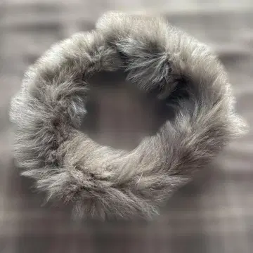 라쿤 소재 그레이 퍼 넥워머