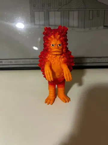 오렌지 컬러 괴수 피규어