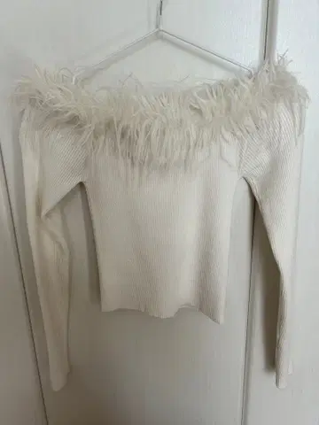 스나이델 오프숄더 페더 니트