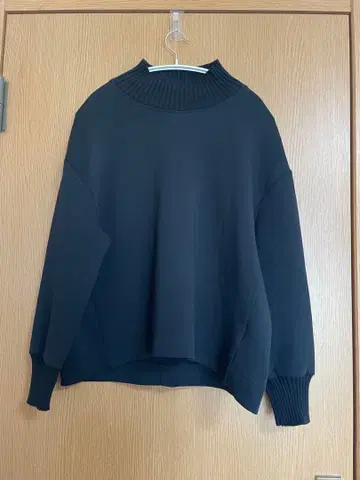 그린 라벨 종이상자 하이넥 트레이닝복