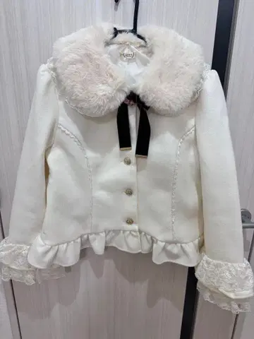 axes femme 화이트 뒷 리본 숏코트