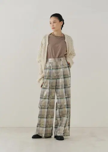 25aw 누키테파 현행 모델 Check Foil Print Pants