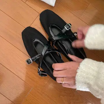 스트랩 포함 블랙 플랫슈즈 S