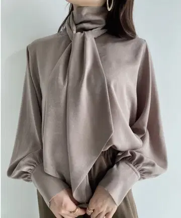 anuans 스웨이드 새틴 보타이 블라우스