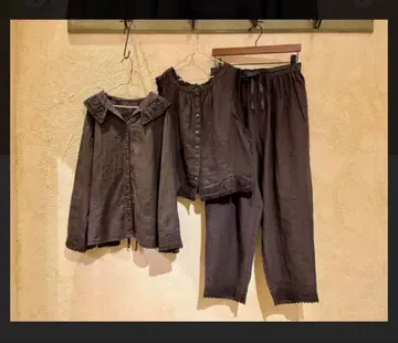 네스트로브 자수 블라우스