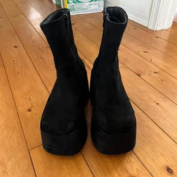 블랙 스웨이드 플랫폼 부츠