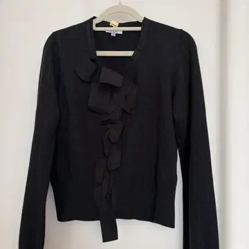 리본 장식의 블랙 긴팔 상의