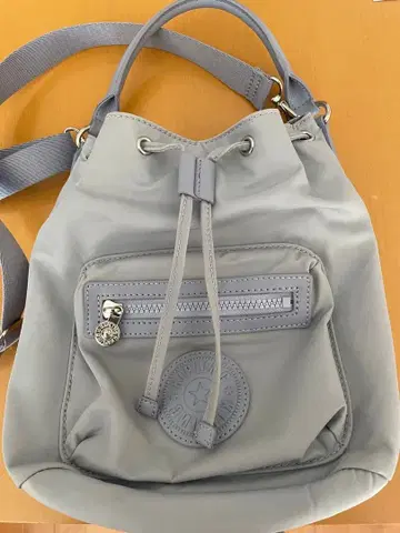 Kipling 그레이 드로우 스트링 숄더백