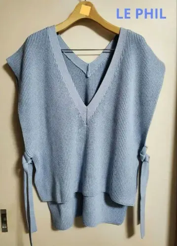 LE PHIL 라이트 블루 V넥 니트 베스트
