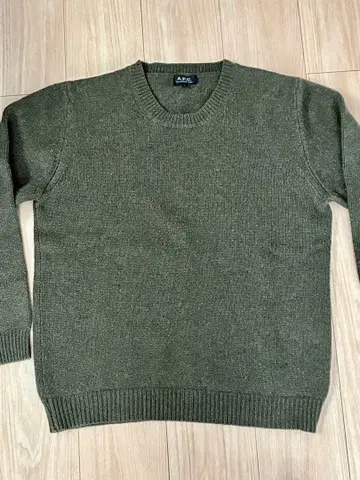 A.P.C. 올리브색 크루넥 스웨터