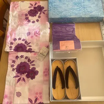보라색과 핑크색 꽃무늬 유카타 오비 일본 나막신 세트