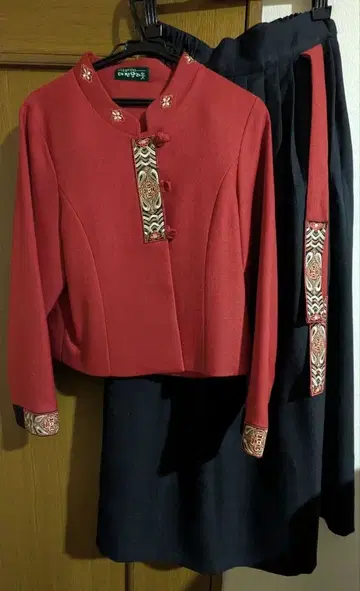 고급 치마저고리 빨간색과 블랙 자수 셋업