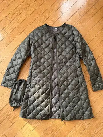 유니클로 카키색 퀼팅 롱 자켓 수납 봉투 포함