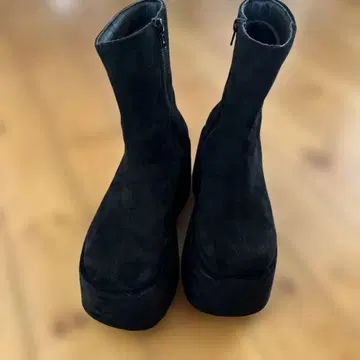 블랙 스웨이드 플랫폼 부츠