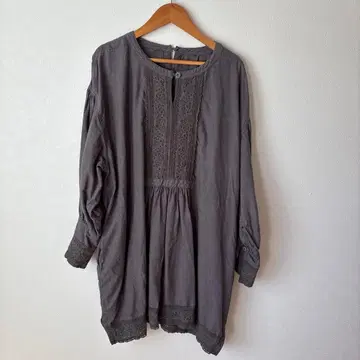네스트로브 자수 린넨 오버 블라우스