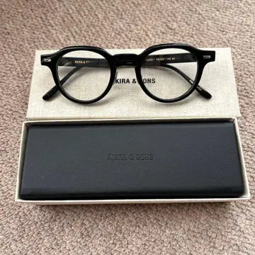미사용 새상품 AKIRA & SONS 블랙 프레임 안경 케이스 포함