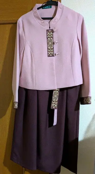 고급 치마저고리 핑크와 보라색 자수 셋업