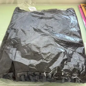 세상의 요코사와 후드티 'BITE THE BAIT' 블랙