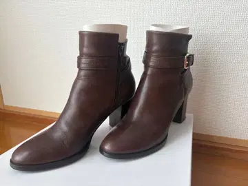 DIANA 브라운 가죽 앵클부츠