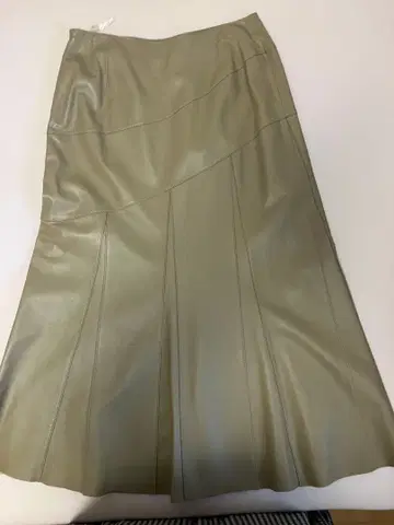 MON DIMANCHE 카페 오 레 컬러 양가죽 플레어 스커트