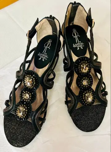 [ 재가격 인하! ] 키다리 아저씨 샌들 23.5cm 블랙 비쥬 부착