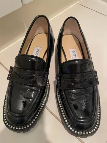 지미추 패턴트 레더 블랙 로퍼 스톤 장식