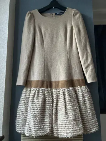 베이지 긴팔 무릎 기장 원피스 트위드풍