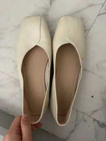 화이트 가죽 스퀘어토 펌프스