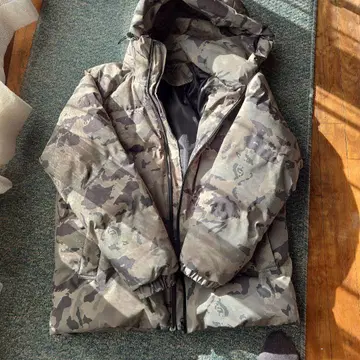 카모플라쥬 후드 부착 다운 자켓