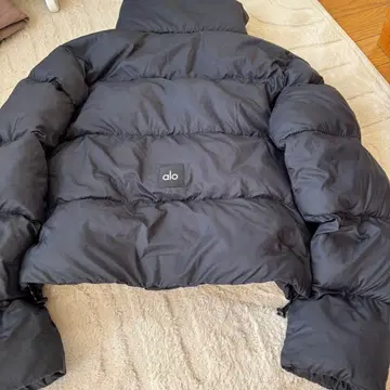 alo 아로 다운 자켓 블랙