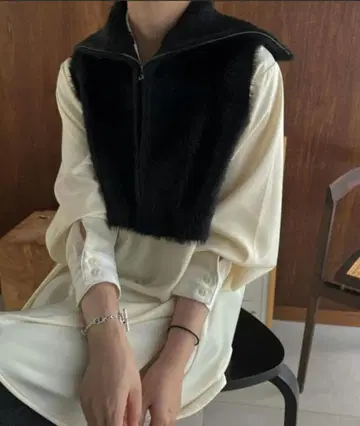 [택 포함 새상품] WILLFULLY 샤기 지퍼 크롭 니트 베스트