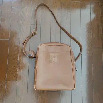 베이지 숄더백 외 포켓 부착