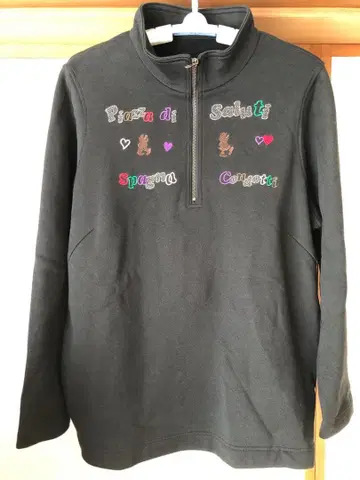 자수 장식 블랙 하프 지퍼 상의