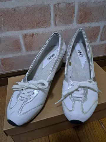 화이트 레이스업 웨지 스니커즈