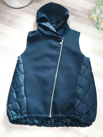 [ 새상품급 ] MARECHAL TERRE 후드 부착 네이비 퀼팅 베스트