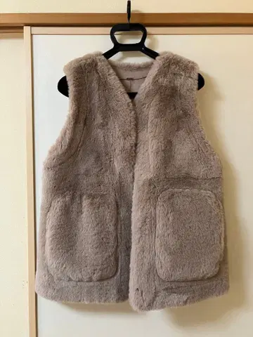 Mila Owen 베이지 퍼 베스트