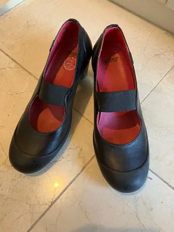 캠퍼 블랙 스트랩 펌프스