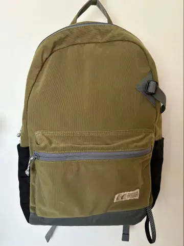 올리브 그린 백팩 프론트 포켓 부착