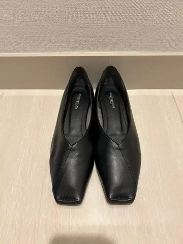 새상품급 뷰티 앤 유스 V컷 스티치 플랫슈즈