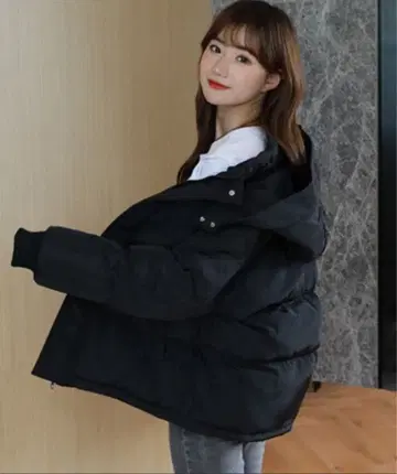 블랙 후드 부착 다운 자켓