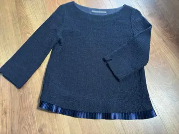 네이비 플리츠가 달린 깔끔한 상의