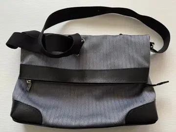 그레이 가죽 악센트 숄더백