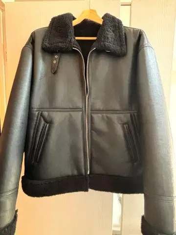 퍼 달린 블랙 가죽 자켓