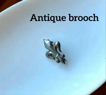 Antique brooch 백합 문장 실버 컬러