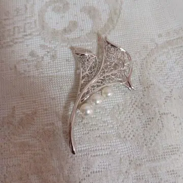 펄 장식 리프 브로치