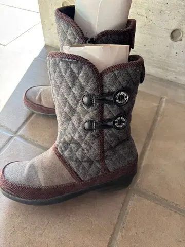 그레이 퀼팅 디자인 미들컷 부츠