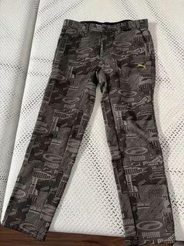 PUMA 프린트 패턴 팬츠 그레이 속기모